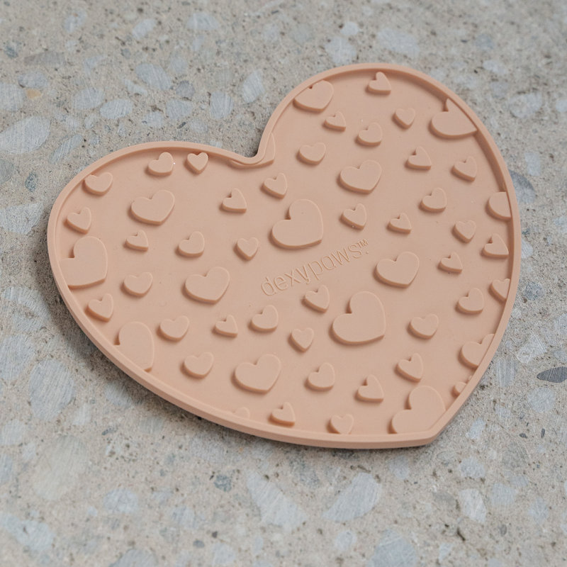 Dexypaws: Enrichment Lick Mat: Blush Pink Heart - Plat en silicone rainuré pour chien