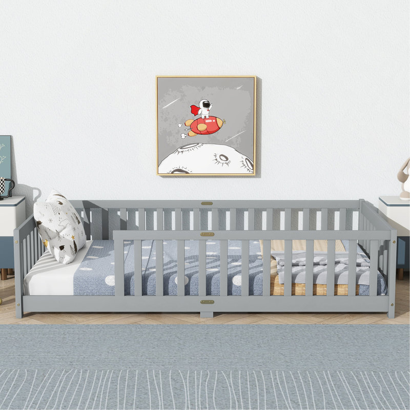 Lit simple au sol avec clôture sans porte, lit en bois d'hévéa avec barrières de sécurité, Gris