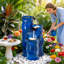 Fontaine d'extérieur en céramique de 26 po de hauteur avec cascade d'eau de style bambou bleu avec texture feuille et libellule