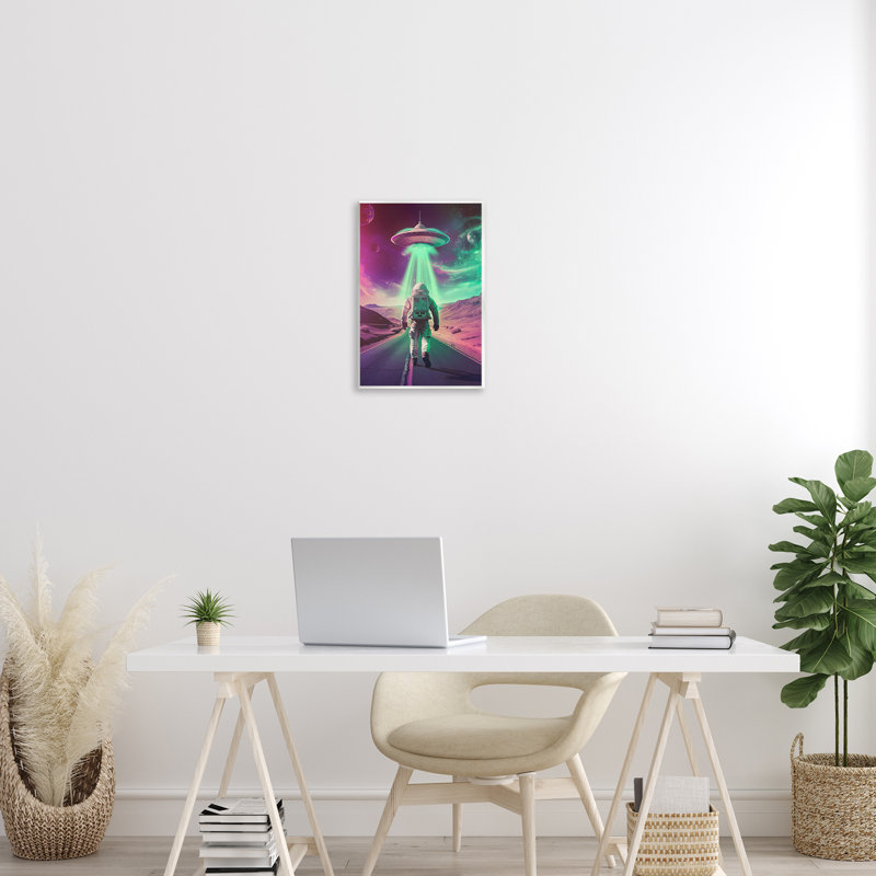 Astronaute marchant vers UFO, plaque murale, design par Wumples, H 15 po x l 10 po