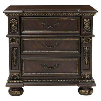 Table de chevet 3 cerisier foncé avec détails dorés pour l'élégante chambre à coucher traditionnelle 3 tiroirs et ornement