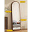 Cadre en bois massif de style médiéval avec base en bois supportant un miroir pleine longueur-117597854