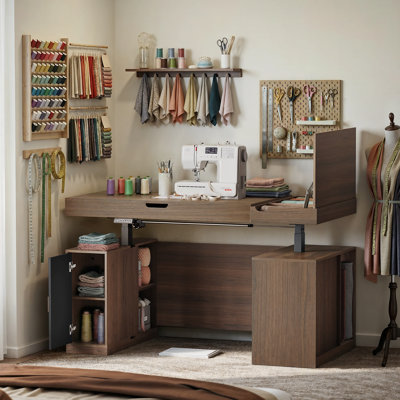Bureau de direction électrique à hauteur réglable de 63 po avec rangement à fermeture en douceur, armoire et 3 tiroirs, station de charge et panneau d'intimité, table de loisirs convertible pour bureau à domicile