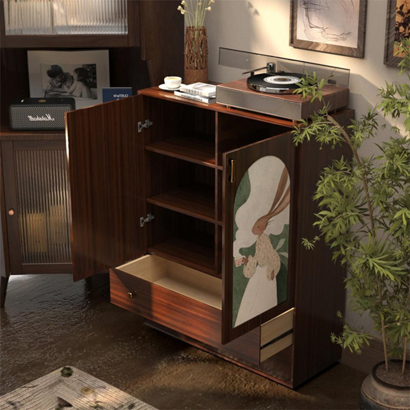 Armoire élégante en noyer avec tablettes