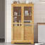 Spacieux garde-manger autoportant en bois de pin avec portes en verre et 4 tiroirs, idéal pour le rangement et la présentation dans les maisons modernes.