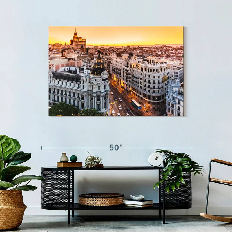 Nicci Gran Via, rue commerciale, H 30 po x l 45 po
