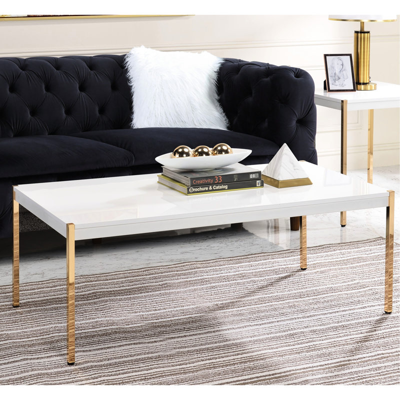 Table basse de salon avec plateau en bois et pieds tubulaires en métal