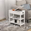 Table d'appoint étroite blanche avec compartiments de rangement, faite pour la décoration de chambre à coucher dans la cloison inférieure et les tiroirs, bureau