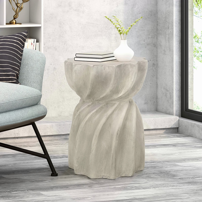 Petite table d'appoint de jardin avec balcon et peu d'espace