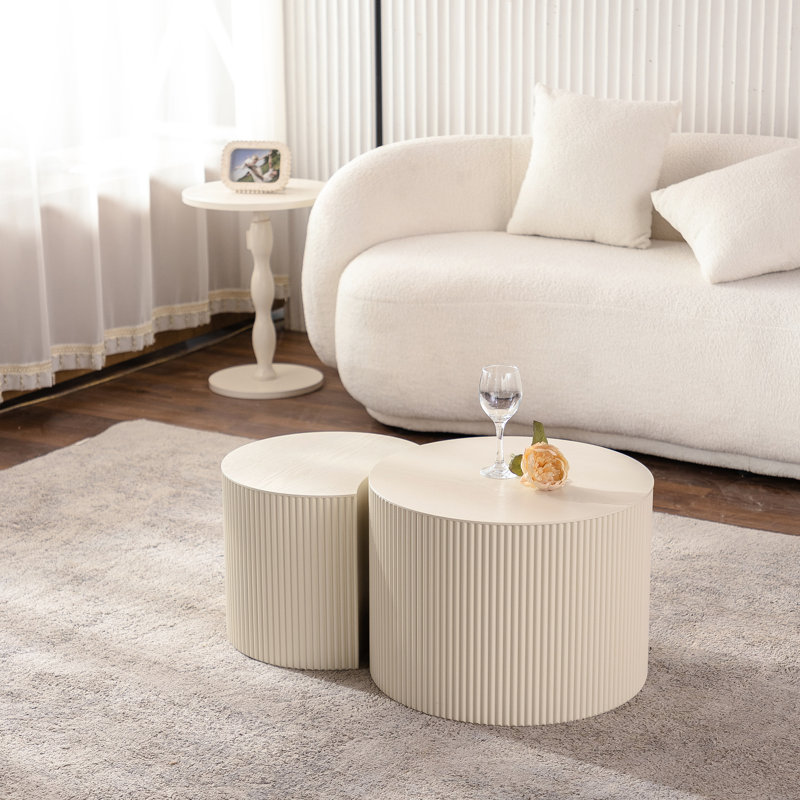Table basse en bois fabriquée à la main en relief pour l'espace de vie principal - beige crème dans et à la maison