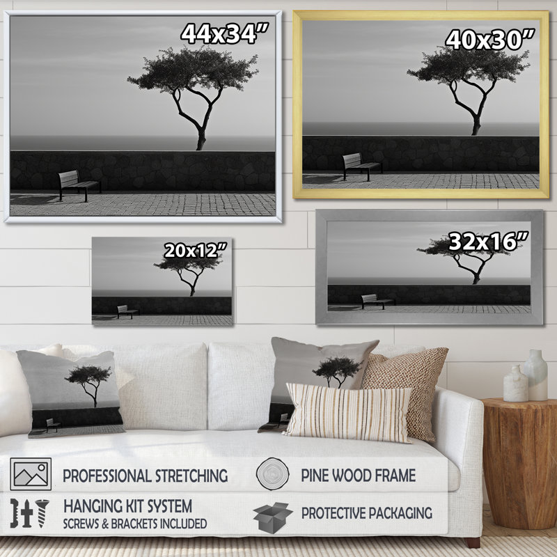 «Beach Solitude Tree Vision I - Beach & Ocean», reproduction d'art sur toile, Cadre flottant doré