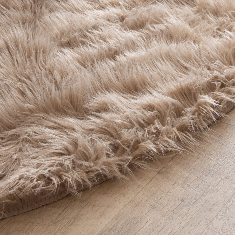 Lechelle Faux Sheepskin Indoor Rug, Novelty 4' x 6'