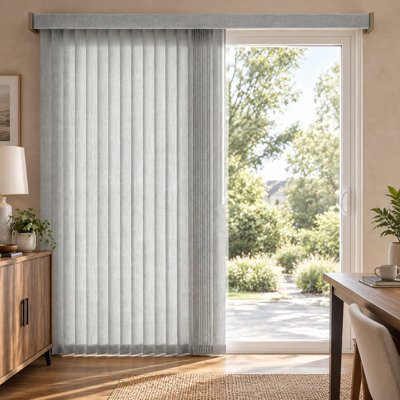 Pour les portes coulissantes en verre, ces stores verticaux en tissu gris pâle mesurent 78 po de large × 84 po de hauteur et combinent une cantonnière avec des lamelles verticales filtrant la lumière et coupées sur mesure.