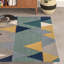 Tapis bleu sarcelle / bleu marine / jaune / gris en laine touffeté à la main Sandin-109688528