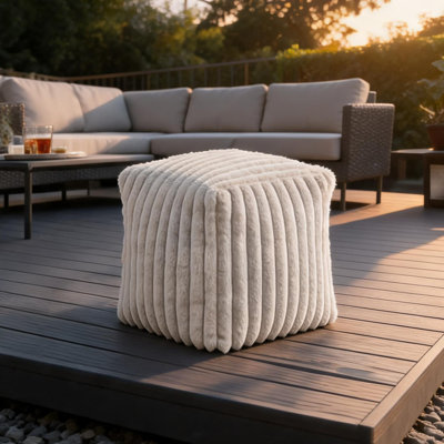 Pouf carré en velours côtelé blanc cassé avec fond antidérapant et garnissage en billes de polystyrène pour salon