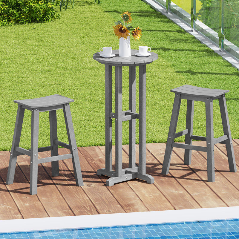  Ensemble 3 pièces de table de bar et de chaises en PEHD pour 2 personnes avec repose-pieds pour piscine de jardin, Gris
