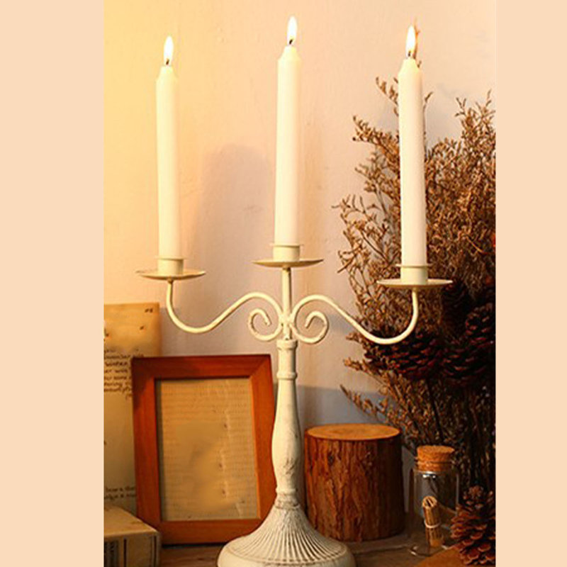 Bougeoir en fer, accessoire de table vintage romantique pour souper aux chandelles en famille ou en amoureux.