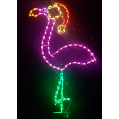 Grand flamant rose avec chapeau de père Noël