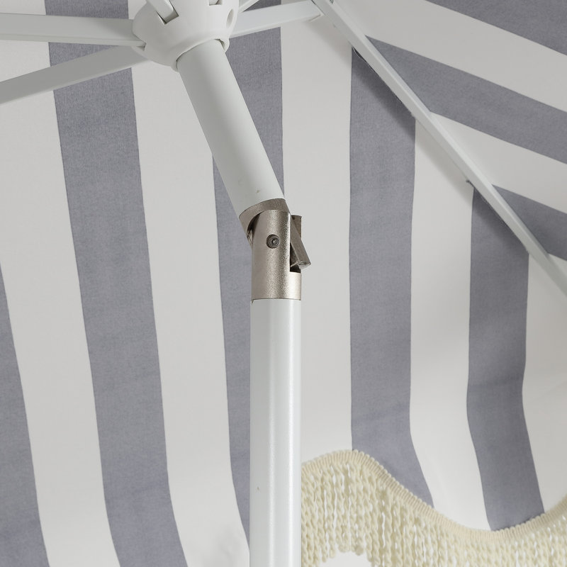 Parasol d'extérieur à frange bohémienne 9 pi avec manivelle et inclinaison Collins, auvent festonné bleu marine / blanc / crème résistant aux rayons UV