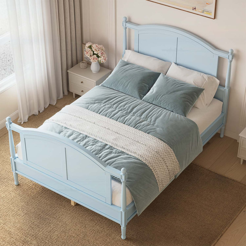 Cadre de lit double traditionnel en bois de style campagnard avec tête de lit arquée, pied de lit et tiges de fuseau, aucun sommier nécessaire, bleu clair