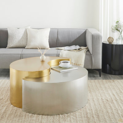 Table basse fabriquée avec une structure en métal
