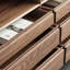 Bibliothèque basse de style américain pour le salon-613363680-613363683