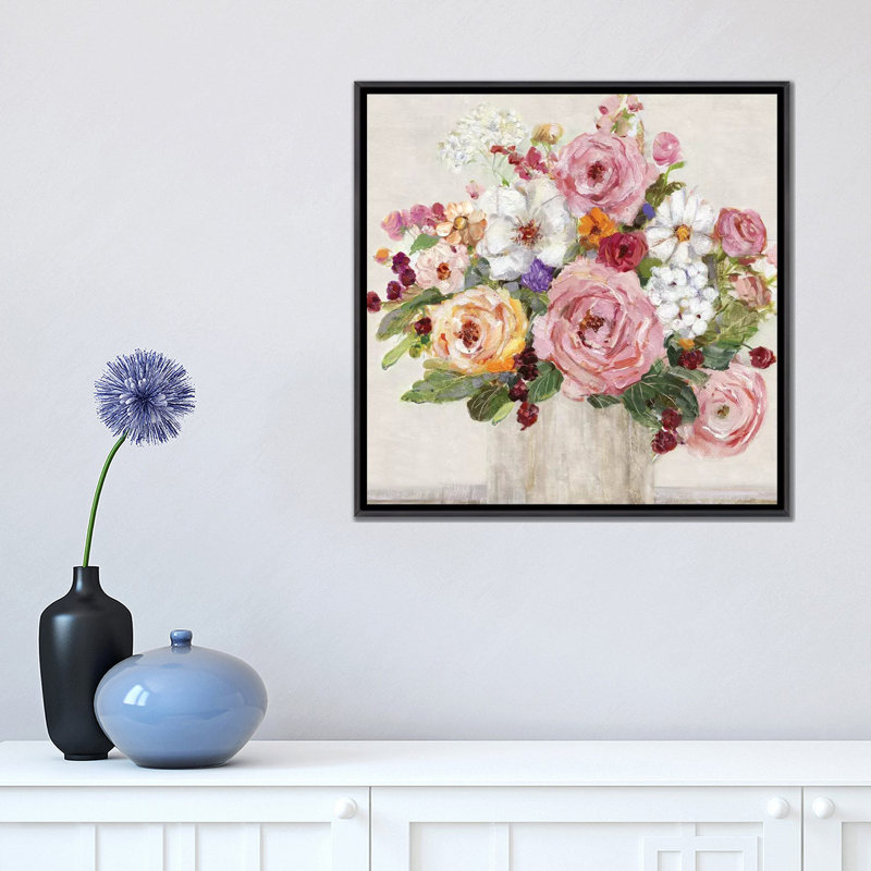 «Becoming Blush II» par Sally Swatland - reproduction d'art, H 18 po x l 18 po x 1,5 po, Toile avec cadre noir patiné