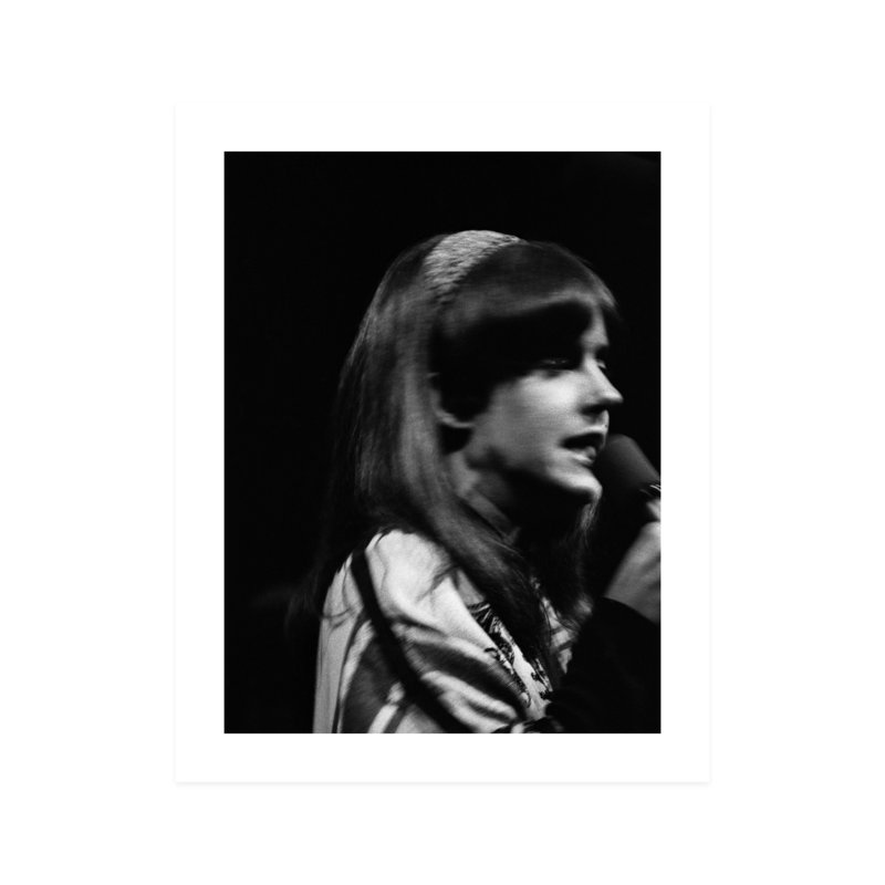 Grace Slick chantant au micro pendant un concert - photographie non encadrée, H 10 po x l 8 po