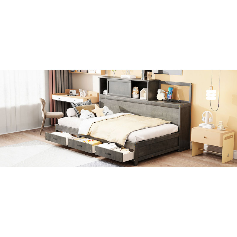 Lit de jour gris en bois simple avec 3 tiroirs coulissants, tête de lit souple et douilles intégrées pour une tablette de rangement cachée de taille confortable, options de chargement