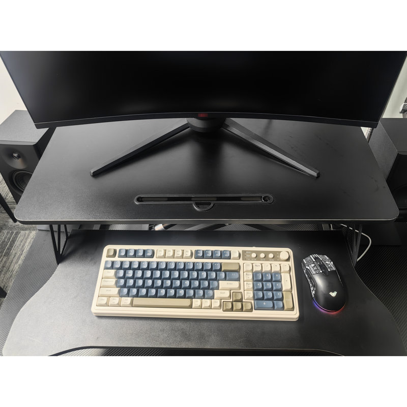 Convertisseur de bureau noir de 32 pouces, pratique pour passer de la position assise à la position debout et travailler efficacement avec deux écrans et un ordinateur portable. Idée cadeau originale pour Noël. Conception ergonomique et utilisation fluide.