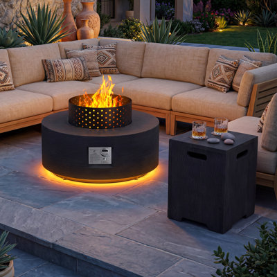 Foyer de table rond en acier au propane à grain de bois 30 po avec lumière DEL dorée intégrée, 50 000 BTU pour le jardin de la cour arrière, comprend une armoire à réservoir, un pare-étincelles, un verre de feu bleu et un couvercle