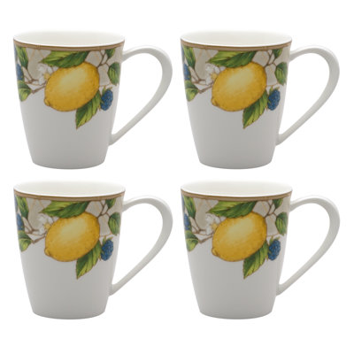 Tasse à café avec salade de fruits à la vanille rouge
