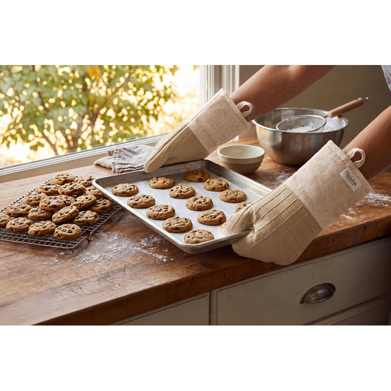 Ensemble de mitaines de four en silicone Sur La Table Kitchen Essentials, ensemble de 2 mitaines de four extra longues de 15 pouces résistantes à la chaleur, doublées en éponge avec poignée en silicone, résistant à la chaleur jusqu'à 550 ° F