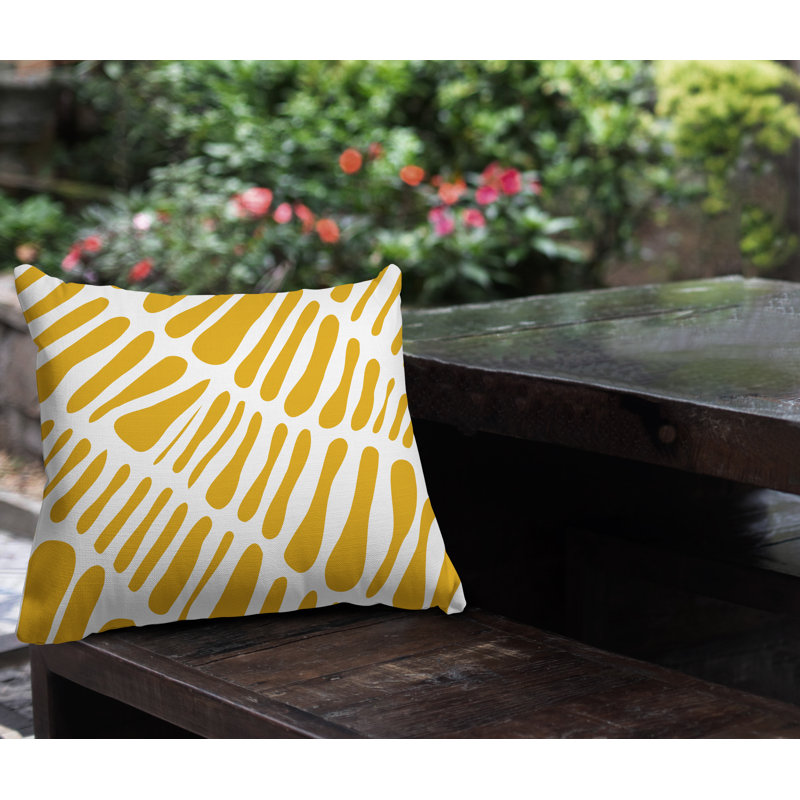 Coussin décoratif intérieur / extérieur Locke Tribal Abstract, L 19 po x H 19 po, Jaune
