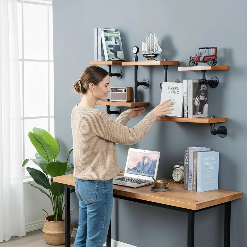 Étagère murale industrielle en tuyaux avec accents de bois rustique