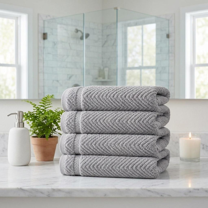 Ensemble de quatre serviettes de toilette en coton turc à chevrons gris pâle, 40 x 75 cm