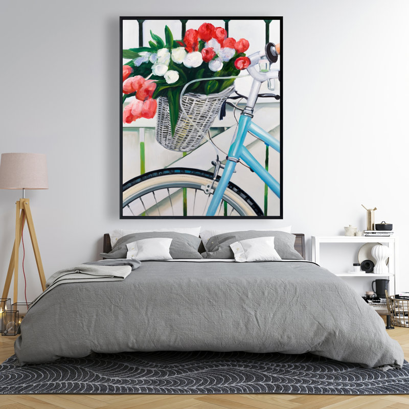Vélo avec des fleurs de tulipes dans un panier - décor de toile de bureau blanc