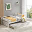 Lit de jour simple en pin massif blanc doux avec lit gigogne escamotable, conception peu encombrante pour les petites chambres et les chambres d'amis