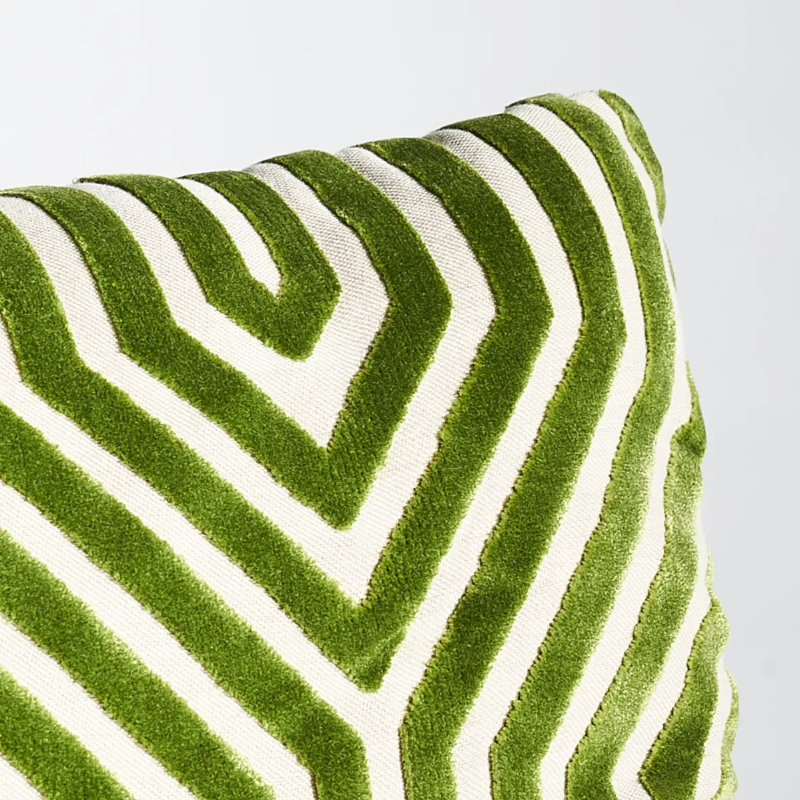 Coussin en velours Schumacher x Mary Mcdonald Vanderbilt, Laitue