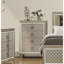 Commode glamour à 4 tiroirs avec pieds en acrylique et bordure de miroir biseautée glamour