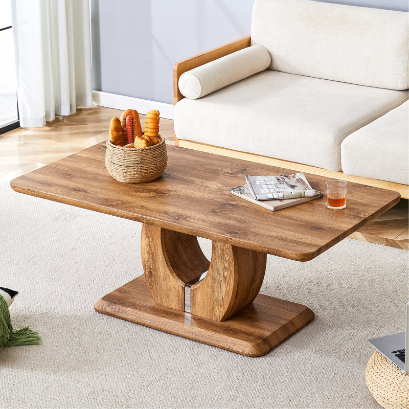 Café rectangulaire moderne et luxueux de couleur bois. Le bureau d'ordinateur. Table