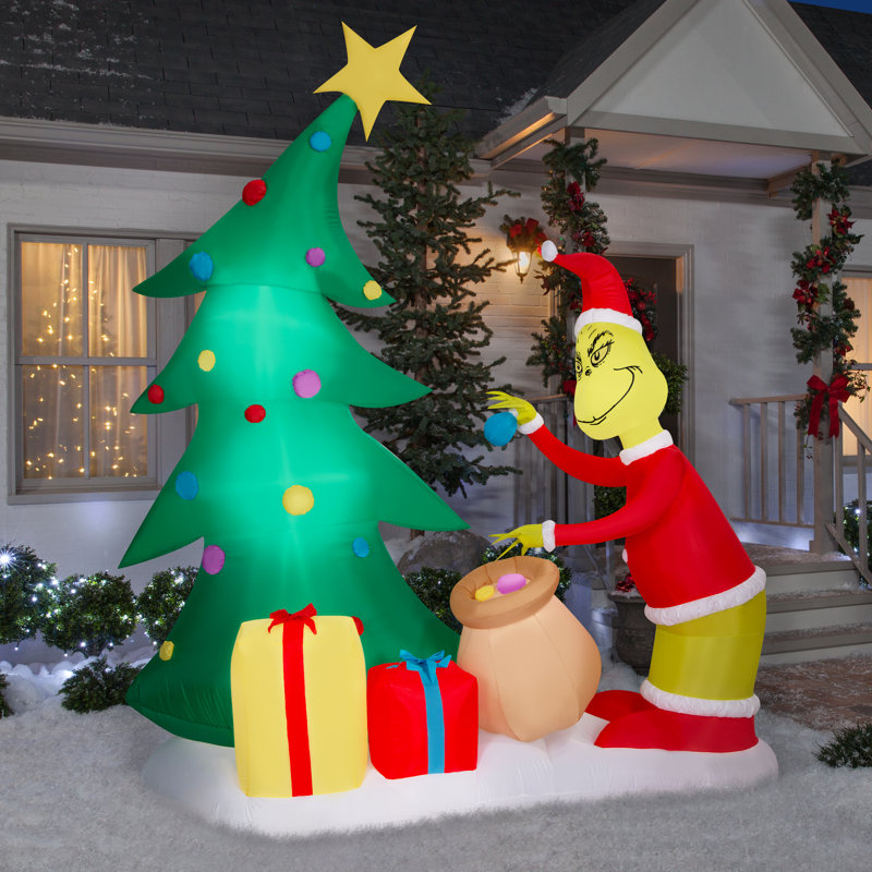 Airblown-Grinch mettant des ornements sur un arbre - LG Scene-Dr. Seuss