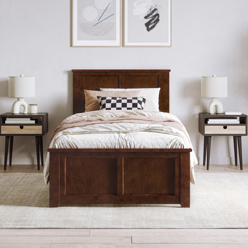 Lit bas en bois massif Patillo avec pied de lit assorti, Simple TG, Noyer