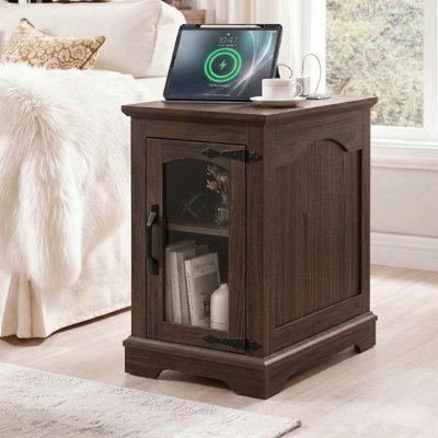 Table de bout Farmhouse avec station de charge, armoire de rangement avec porte en verre, tablette réglable, ports USB et prises de courant, table d'appoint rustique pour le salon ou la chambre à coucher