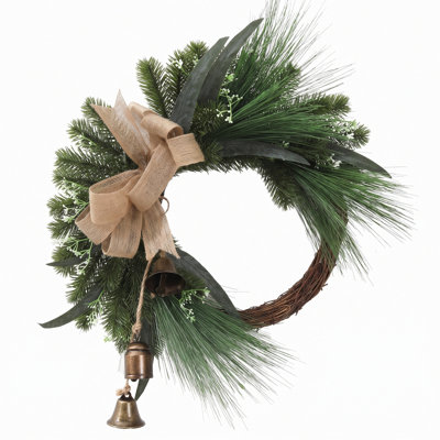 Couronne de Noël 17,7 pouces en pin artificiel rustique avec nœud en toile de jute et clochettes en métal rétro pour porte d'entrée