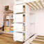 Lit superposé simple au-dessus de double avec cadre en bois avec tablettes à 3 niveaux, tiroirs et escalier de rangement-384576472