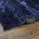 Tapis bleu foncé touffeté à la main