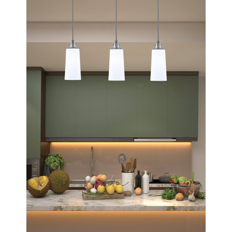 Luminaire suspendu Hunsinger illustré en finition graphite avec verre opale blanc l 5 po x H 9,75 po