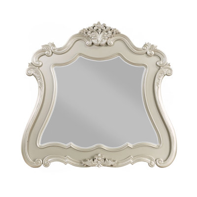 Miroir exquis avec détails floraux et volutes, un ajout étonnant à toute chambre à coucher