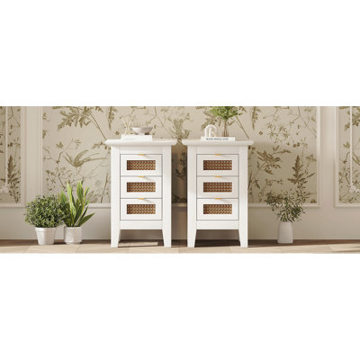 Ensemble de 2 tables de chevet en bois avec surfaces tissées en rotin et trois tiroirs, une élégance exquise avec des solutions de rangement naturelles pour la chambre à coucher, blanc